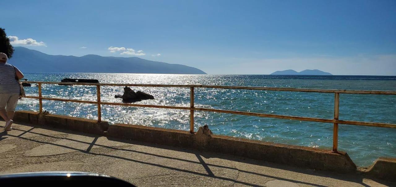 Sea View Apartment - 007 Vlore Bagian luar foto